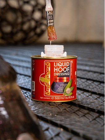 Olio per zoccoli KEVIN BACON'S Liquid Hoof rosa con glitter 500ml